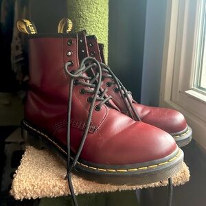 Women’s size 9
Men’s size 7
Worn twice